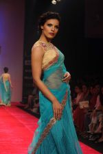 Model walk the ramp for Bhairavi Jaikishan show at Lakme Fashion Week Day 4 on 6th Aug 2012 (29681101).JPG